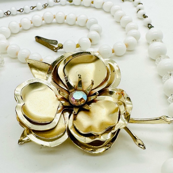 Vintage milkglass necklaces mod flower brooch - Picture 16 of 17